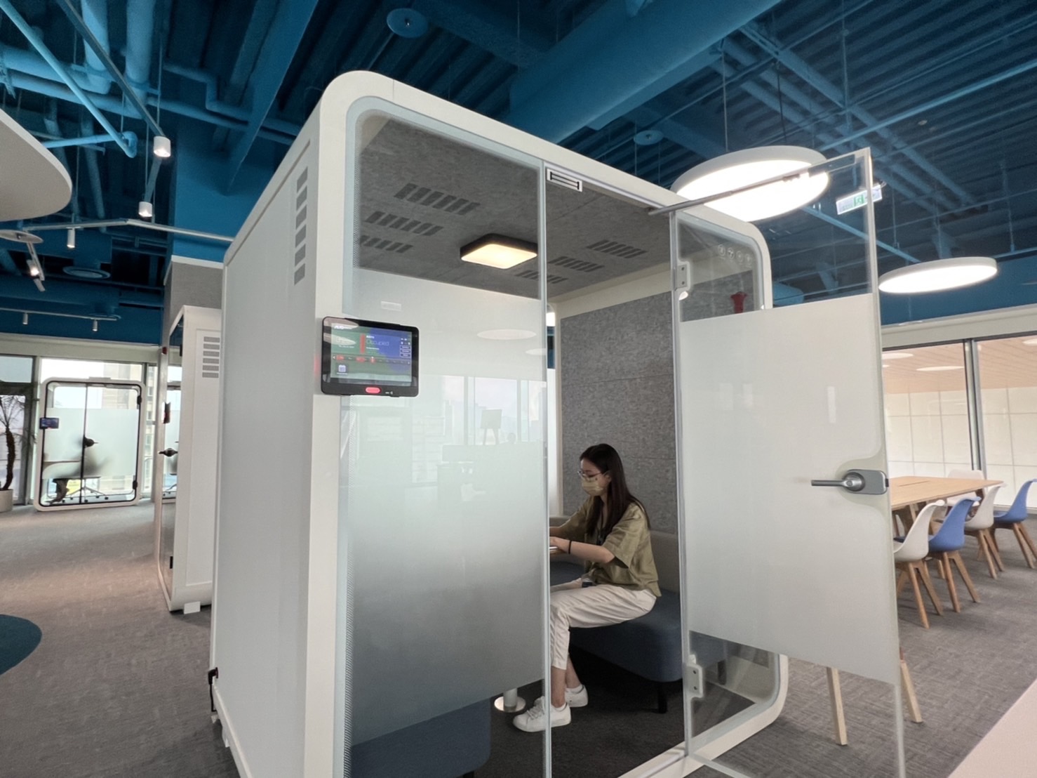 佰富彩高雄據點的智慧行動辦公艙，展現佰富彩在面板以外的研發應用軟實力