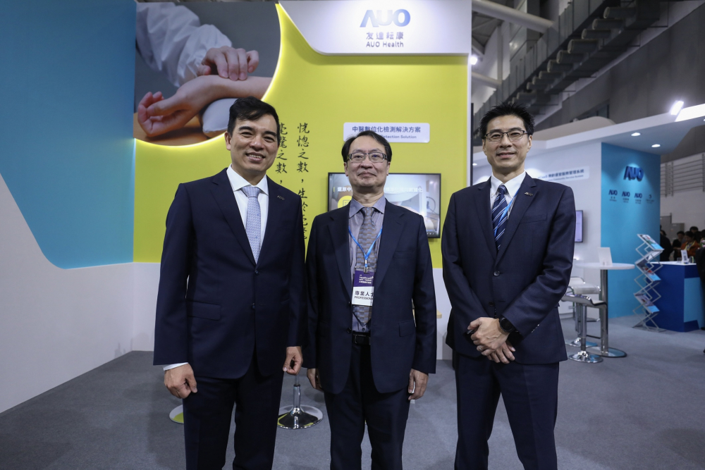 首次於醫療科技展亮相的佰富彩耘康，捐贈數位化檢測設備與研究經費，協助衛福部國家中醫藥研究所打造中醫大數據資料庫。圖由左至右為佰富彩光電執行長暨總經理柯富仁、衛福部國家中醫藥研究所所長蘇奕彰、佰富彩光電智慧醫療事業群總經理廖世宏