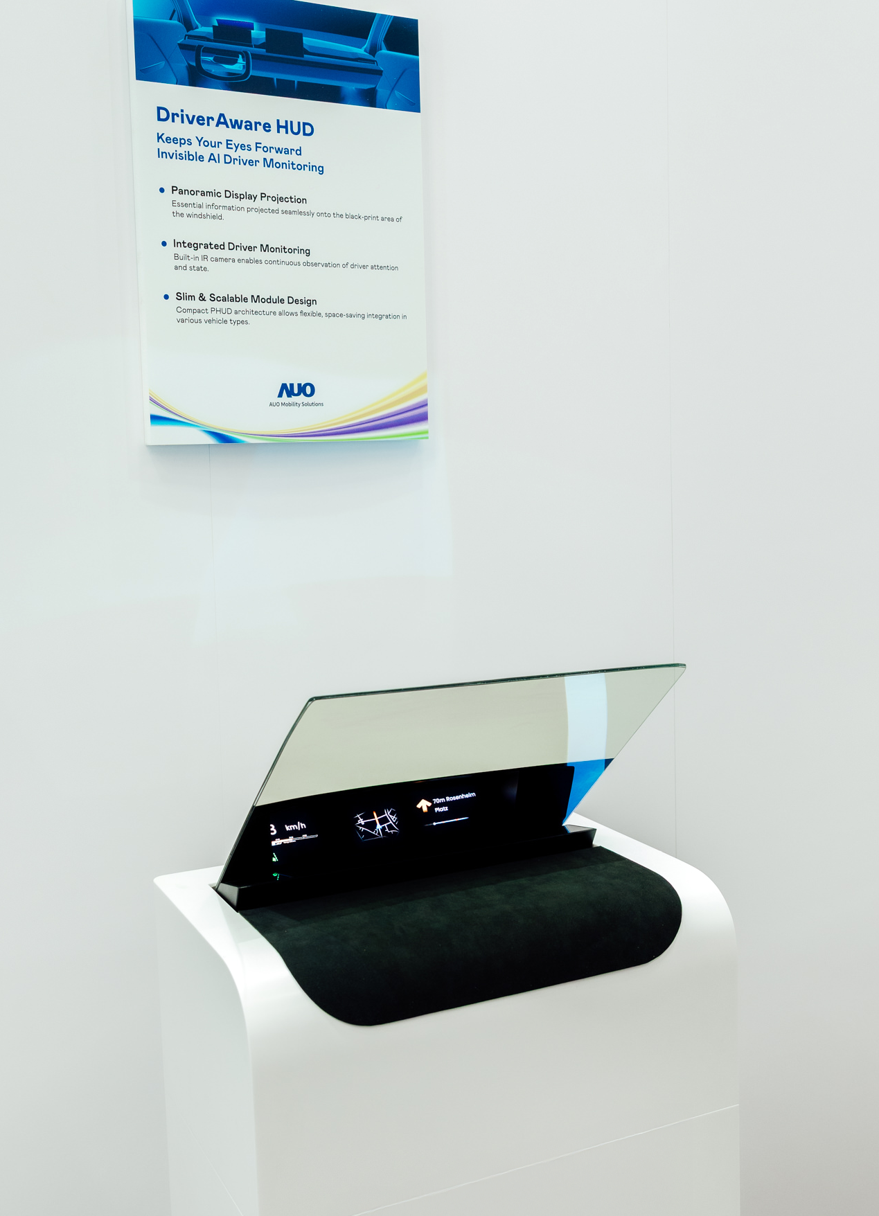 DriverAware HUD结合抬头显示器与隐藏式红外线摄影机，将车速、导航及警示讯息投影于挡风玻璃上，完美对齐驾驶目不离路的视线，同时，透过AI 监控驾驶注意力以提升安全性。